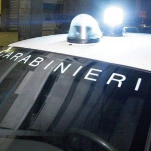 Picchia e minaccia la compagna davanti ai figli: 36enne in manette a Mezzani