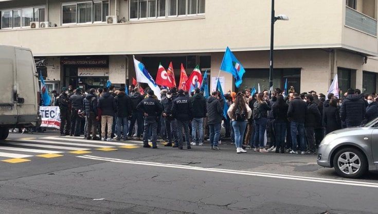 Vertenza Pfizer, incentivi ai lavoratori per andare ad Ascoli. I sindacati: "Polo catanese a rischio"