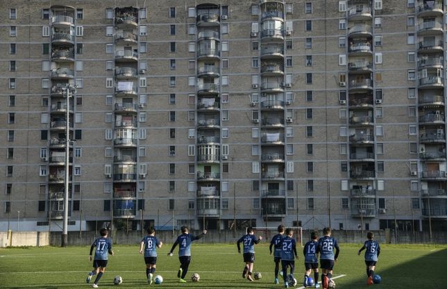 Napoli, il ministro dello Sport Spadafora tra i ragazzi di Scampia