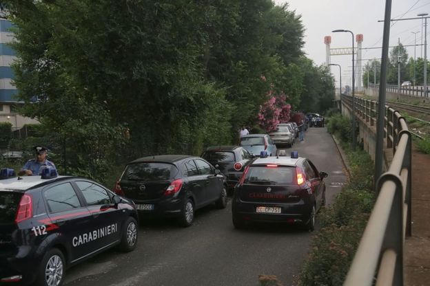 Milano, fugge in auto e abbatte palo che uccide pedone: il luogo della tragedia
