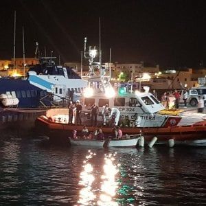 Migranti, altri 100 arrivi a Lampedusa. La Tunisia ferma 9 jihadisti diretti in Italia. Alert per un gommone con 150 a bordo che non si trova