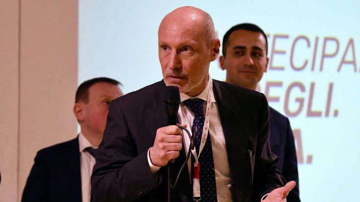 Sfilano i candidati a 5 stelle. E Di Maio abolisce il referendum sull’euro