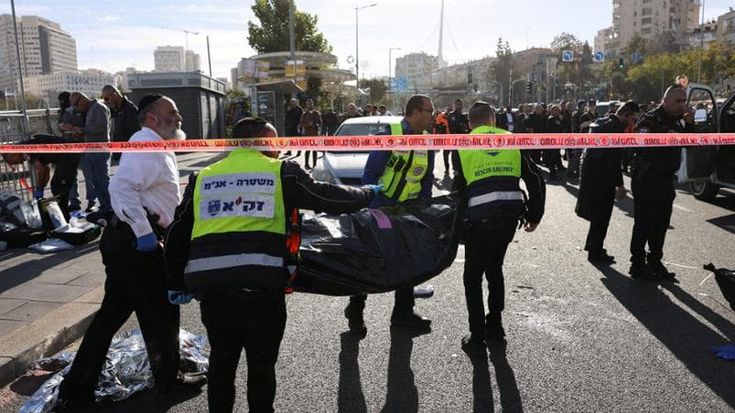 Spari alla fermata del bus, tre morti. Hamas torna a colpire Gerusalemme