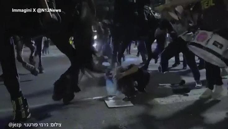 Proteste a Tel Aviv, travolta dalla polizia a cavallo: ferita la sorella di uno degli ostaggi di Hamas