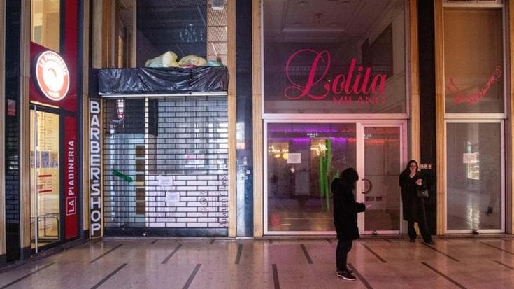 Le gallerie perdute del centro di Milano: degrado e luci spente vicino alle vetrine delle griffe