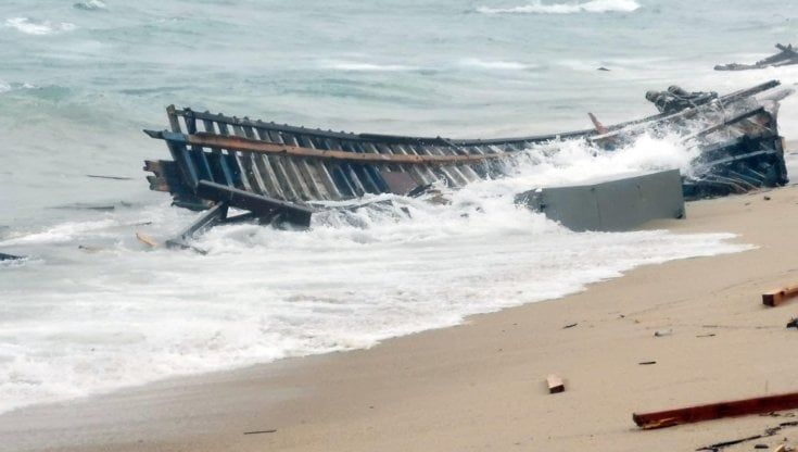 Tragico naufragio a Crotone e noi persi nell'apatia all'ennesima puntata dell'inaccettabile