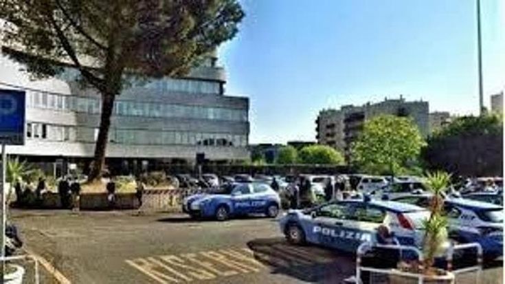 Cinecittà, il pensionato pugnalato al cuore: “Ha aperto la porta e mi ha colpito. Grondavo sangue”