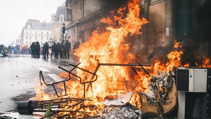 Francia, Alain Minc: “Necessaria la svolta sulle pensioni. Ma Macron è nell’impasse”