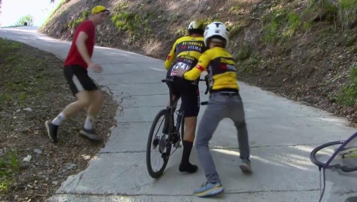 Giro, Roglic e il salto di catena e quel tifoso speciale: "Sono stato sfortunato nel posto giusto"