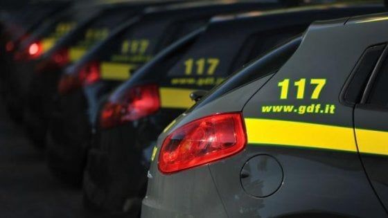 Caporalato, il racconto degli operai di Pavia: "Costrette a spostare 10mila libri per turno"