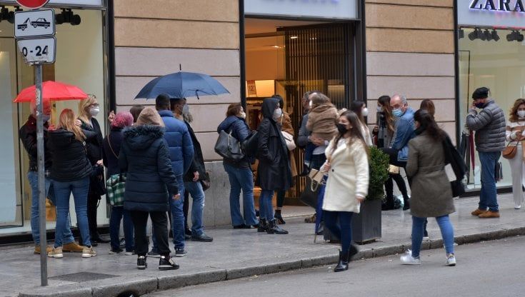 L'arancione divide. Lo shopping va avanti, ma i titolari dei pub protestano per lo stop 