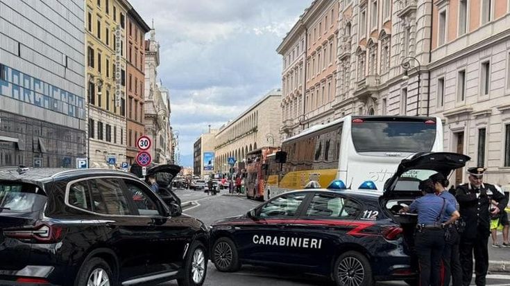 Termini, ncc abusivo sorpreso con turisti a bordo e cocaina in tasca: non aveva neanche la patente