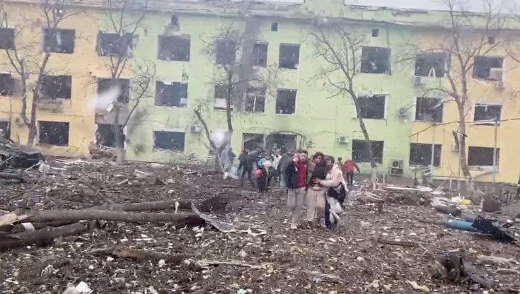 L'agonia di Mariupol, città martire: mamme e bambini colpiti in ospedale 