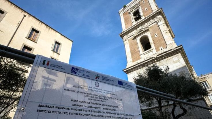 Napoli, campanile di Santa Chiara pronto per il restauro: allestita l’area di cantiere