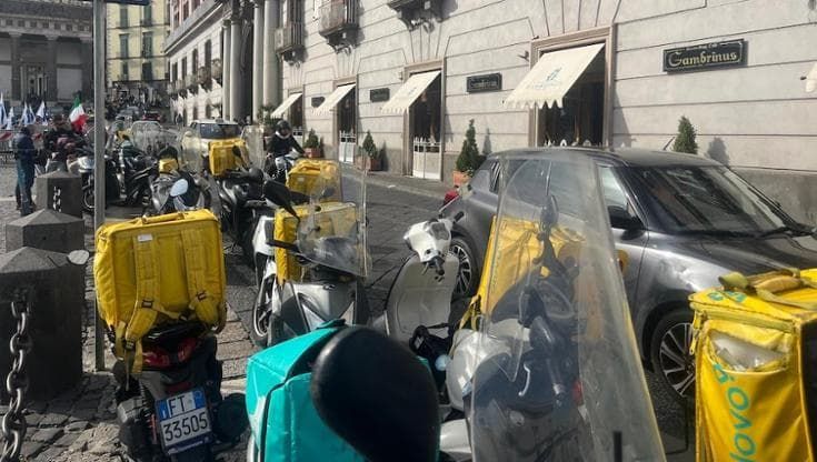 Napoli, trecento rider in presidio sotto la Prefettura: “Chiediamo più tutele”