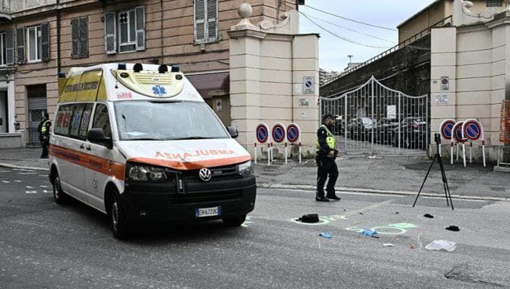 Ambulanza investe 12enne in via Archimede: gravissimo al Gaslini