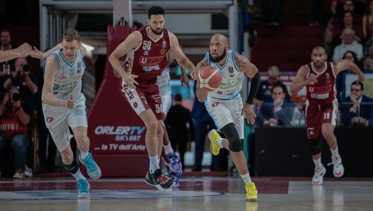 Basket, quarti playoff: Milano e Virtus Bologna travolgenti in gara-1, vince anche Venezia