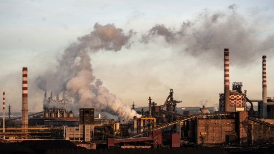 'Arcelor Mittal produce e inquina di più dell'Ilva commissariata': l'ira di Taranto: "Di Maio promise il contrario"