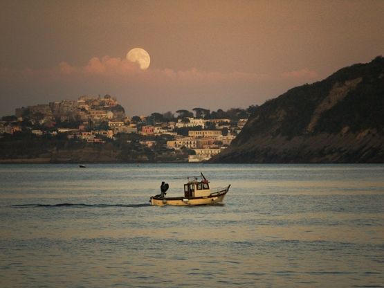 Ischia, lo spettacolo della luna piena
