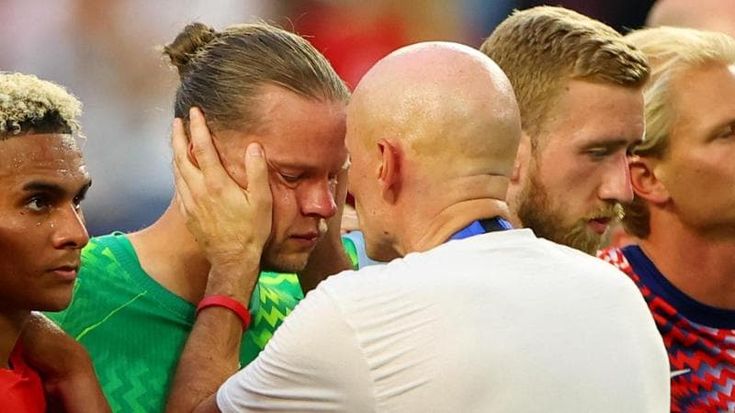 Nyland, le lacrime e l’abbraccio con i figli dopo l’errore che ha eliminato la Norvegia
