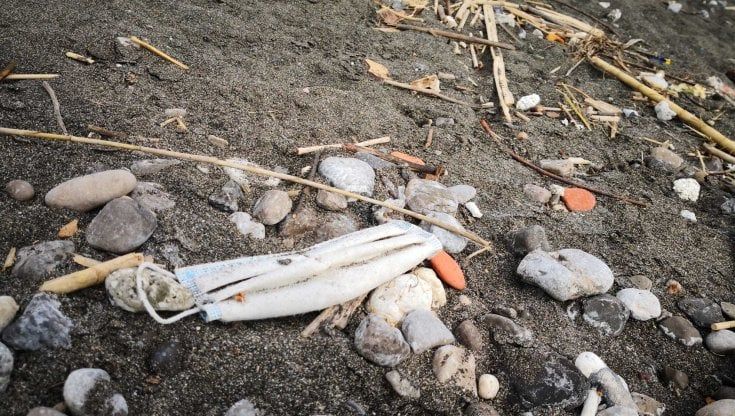Mascherine, guanti e plastica: così la pandemia ha inquinato le spiagge della Campania