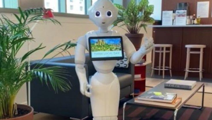 Shopping, la ripartenza di Chiaia:  un sabato speciale con show, aperitivi, Qr code e il robot Pepper 