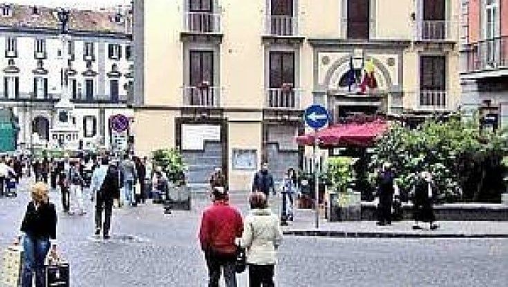 Chiaia, Santa Caterina tra i monopattini