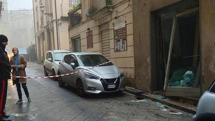 Enna, rapina da film alla gioielleria Latora in via Roma