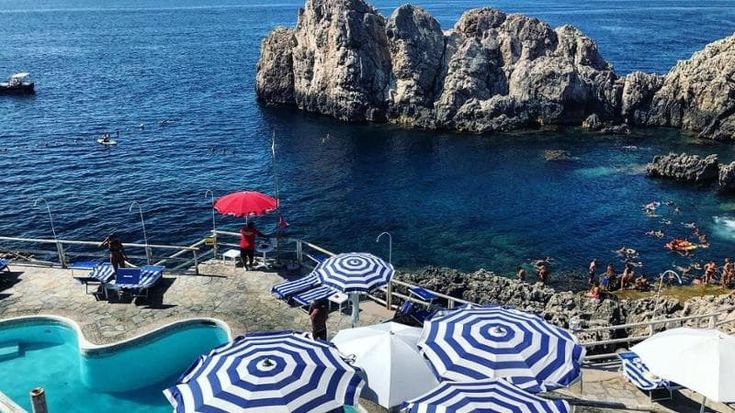 Record Capri, l’isola azzurra ha prezzi blu: fino a 580 euro a coppia per la prima fila fronte mare