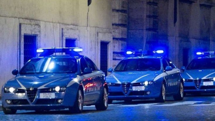 Inseguimento tra le vie del centro storico: sei volanti dietro il maggiolino tutto matto
