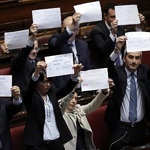 Immigrati, seduta sospesa alla Camera: espulso il leghista Prataviera