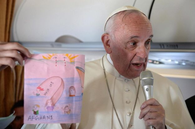 Papa Francesco nel viaggio da Lesbo mostra i disegni dei bambini migranti