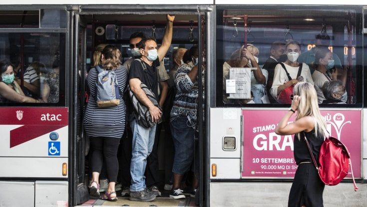 Tamponi, trasporti e movida: i (colpevoli) ritardi di Regione e Campidoglio. Cronaca di un tracollo annunciato