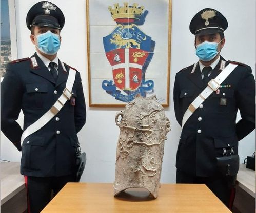Ponza, anfora neopunica trovata in mezzo ai rifiuti