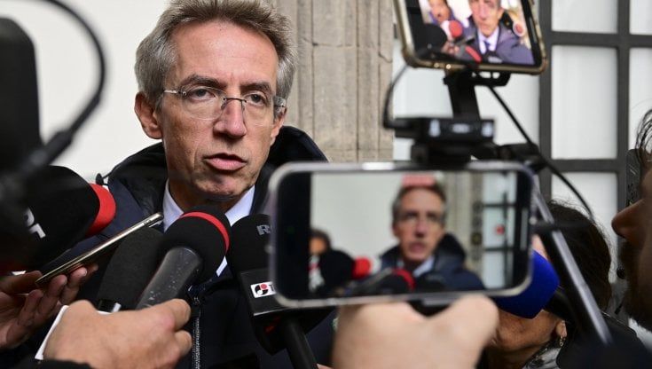 Napoli, Manfredi: "Io garante dell'autonomia del San Carlo" È gelo con De Luca