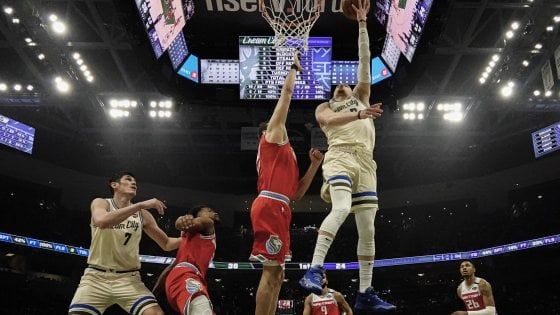 Basket, Nba: vincono Milwaukee e Lakers, Toronto da record