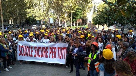 Presidi in piazza a Roma: "Vogliamo scuole sicure per tutti"