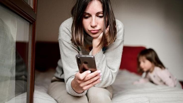 “Mettete via il telefono mentre siete con i vostri figli”: l’appello della Svezia ai genitori