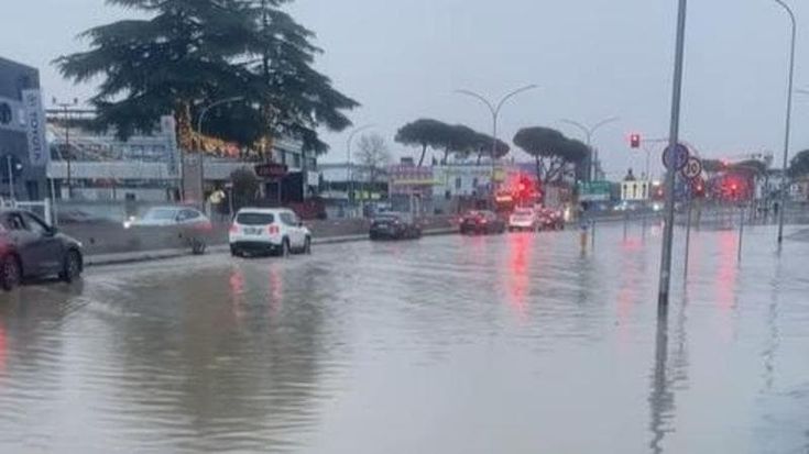 Maltempo, esondato l’Aniene in diversi punti: chiuso tratto di via Tiburtina