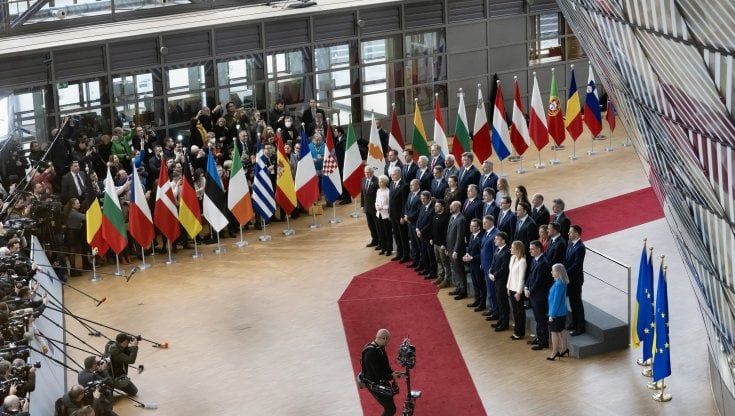 Cala la fiducia nell’Ue: mai così bassa in 3 anni. Italiani “eurodistanti” ma contrari all'Italexit