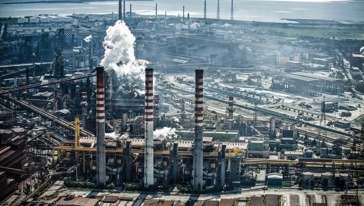 Ex Ilva, fuga di gas: operaio di 22 anni ha un  malore. I sindacati: "Impianti vecchi, serve manutenzione"
