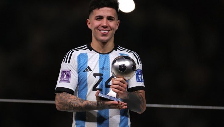Enzo Fernandez al Chelsea dal Benfica per 127 milioni. Il grande salto del miglior giovane del Mondiale