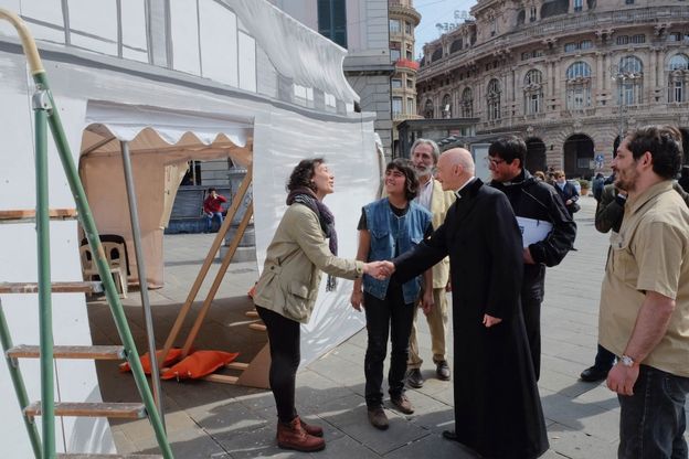 Il cardinale Bagnasco<br />nella tenda dei senzatetto