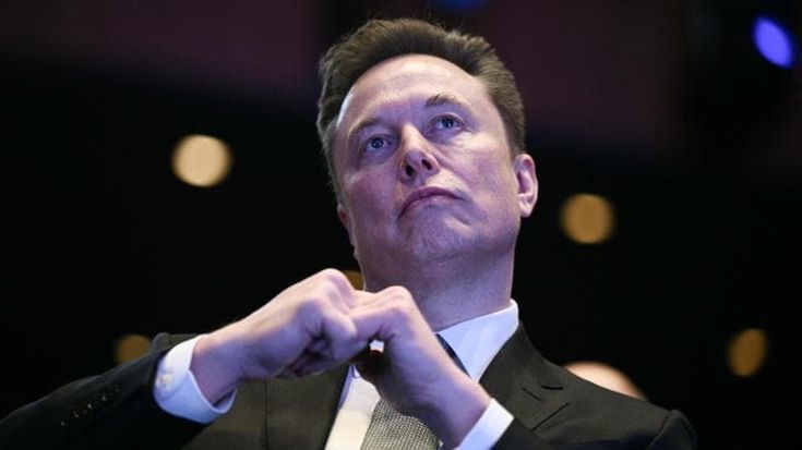 Elon Musk diventa il primo trilionario: visioni, promesse e il mondo lo segue