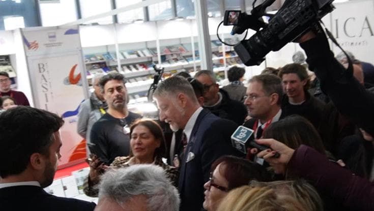 Plpl, Giuli sul caso editore di destra: "Meglio il confronto che la censura", poi dribbla i cronisti