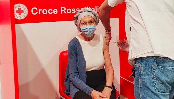 Covid, Emma Bonino si vaccina con Astrazeneca: la foto su Twitter. "Così proteggiamo noi e gli altri"
