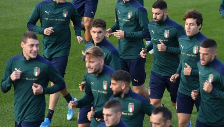 Avanti c'è posto, è arrivata la Nazionale di calcio extralarge
