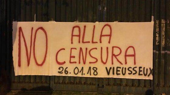 Fiorentina, lo striscione è troppo critico e resta fuori dallo stadio