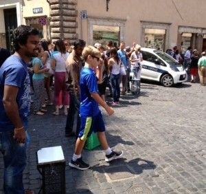 Da piazza di Spagna a Termini <br />blitz tra gli ambulanti: una denuncia