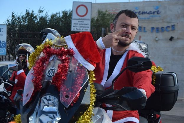 Bari, la sfilata dei Babbo Natale in moto è solidale